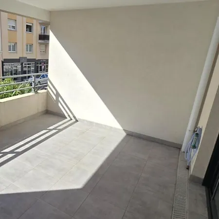 Spacious T3 With Garden In Saint-raphael 아파트