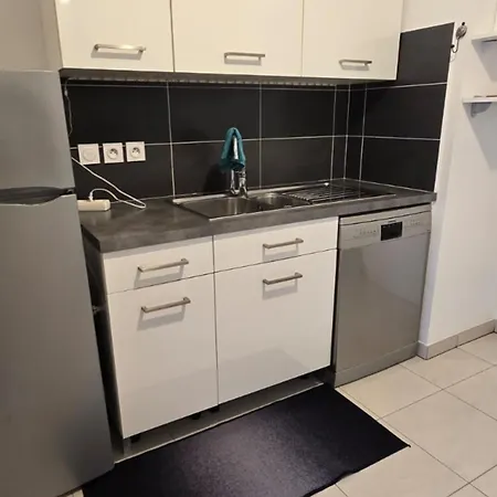 Spacious T3 With Garden In Saint-raphael *