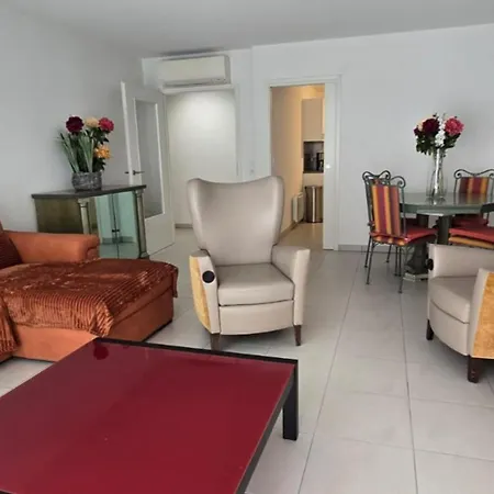 Spacious T3 With Garden In Saint-raphael 아파트