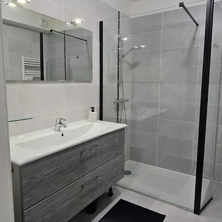 Spacious T3 With Garden In Saint-raphael Daire