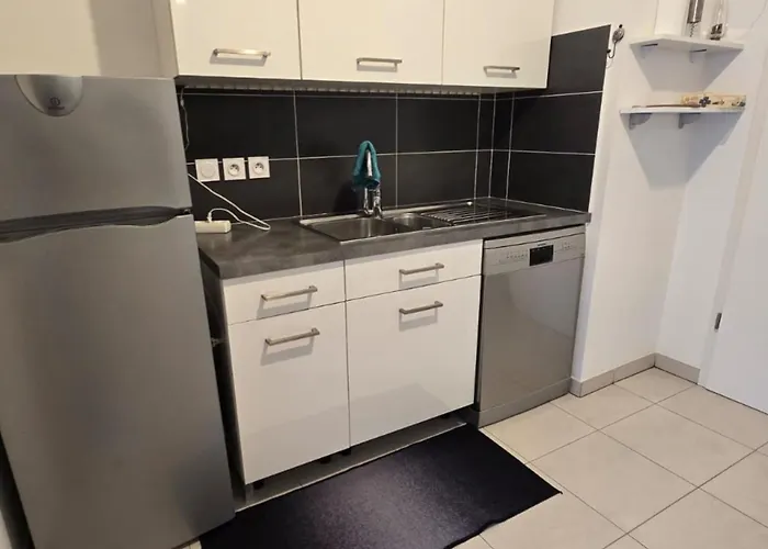 Spacious T3 With Garden In Saint-raphael *